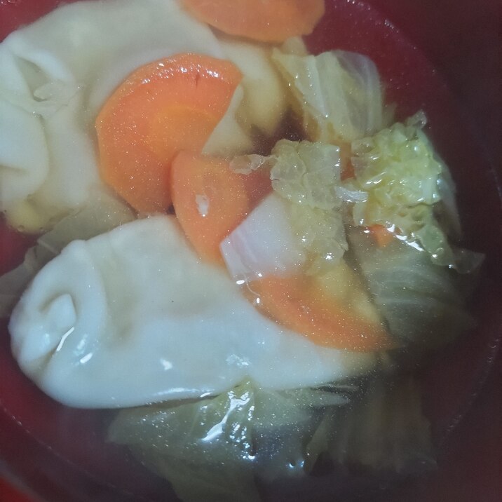餃子と白菜と人参の中華スープ
